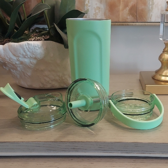 BrüMate Multishaker 26 oz Water Bottle In Kiwi Green With Extra Lid - Picture 4 of 6